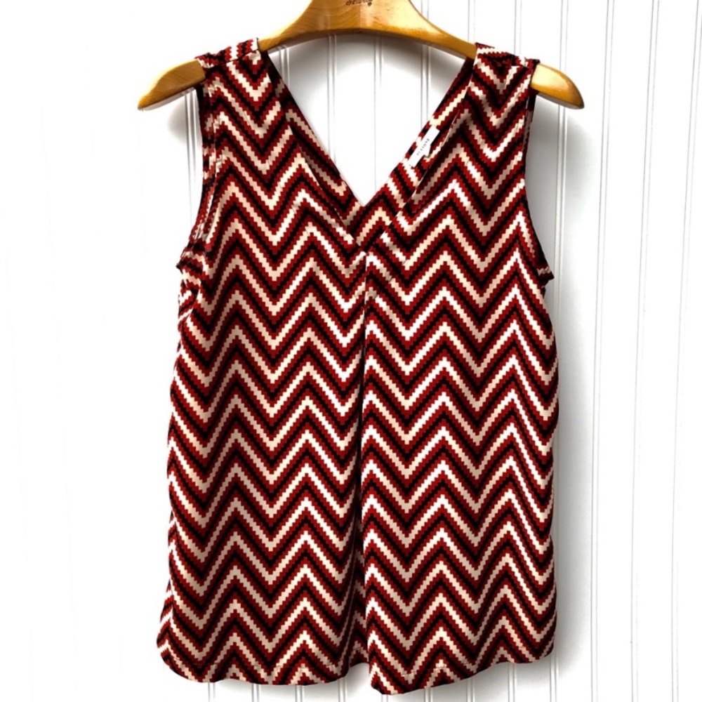 Pleione Chevron sleeveless v-neck  Top.